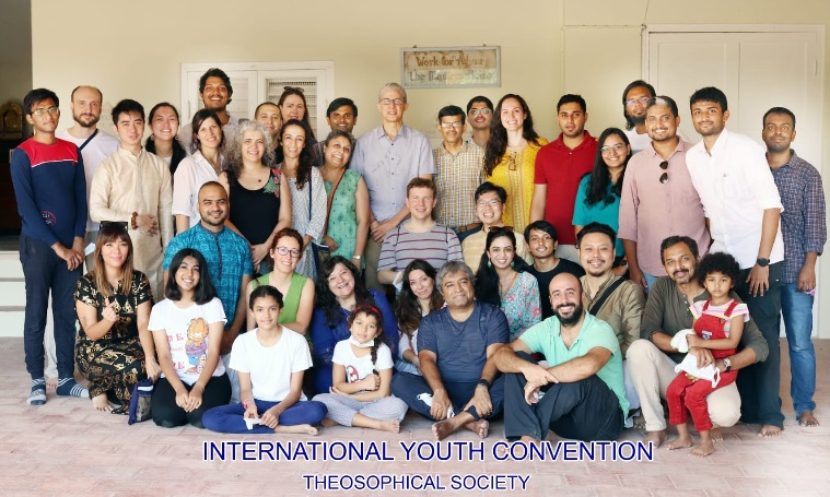 Foto ufficiale dei partecipanti al raduno internazionale dei Giovani Teosofi (dicembre 2022)