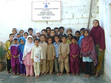 Una delle classi della "Qandeel School" gestite dall'Ordine Teosofico di Servizio in Pakistan e sostenuta dall'OTS italiano