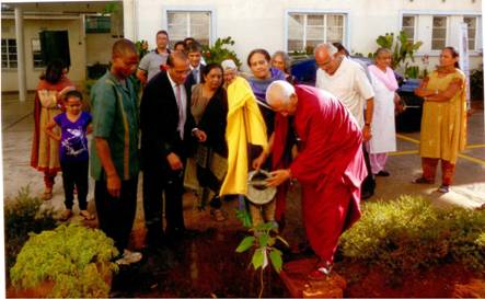 Il venerabile Samdhong Rinpoche pianta gli alberi